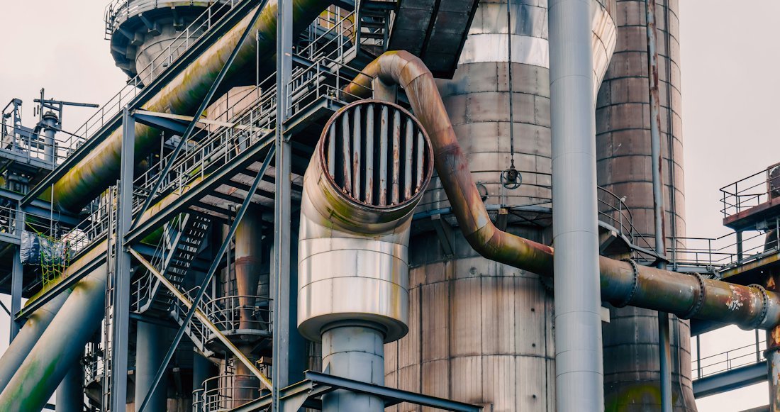 Steel process structure with pipework and vents